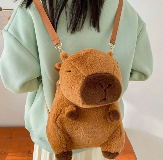 MALETA MOCHILA PELUCHE CAPIBARA